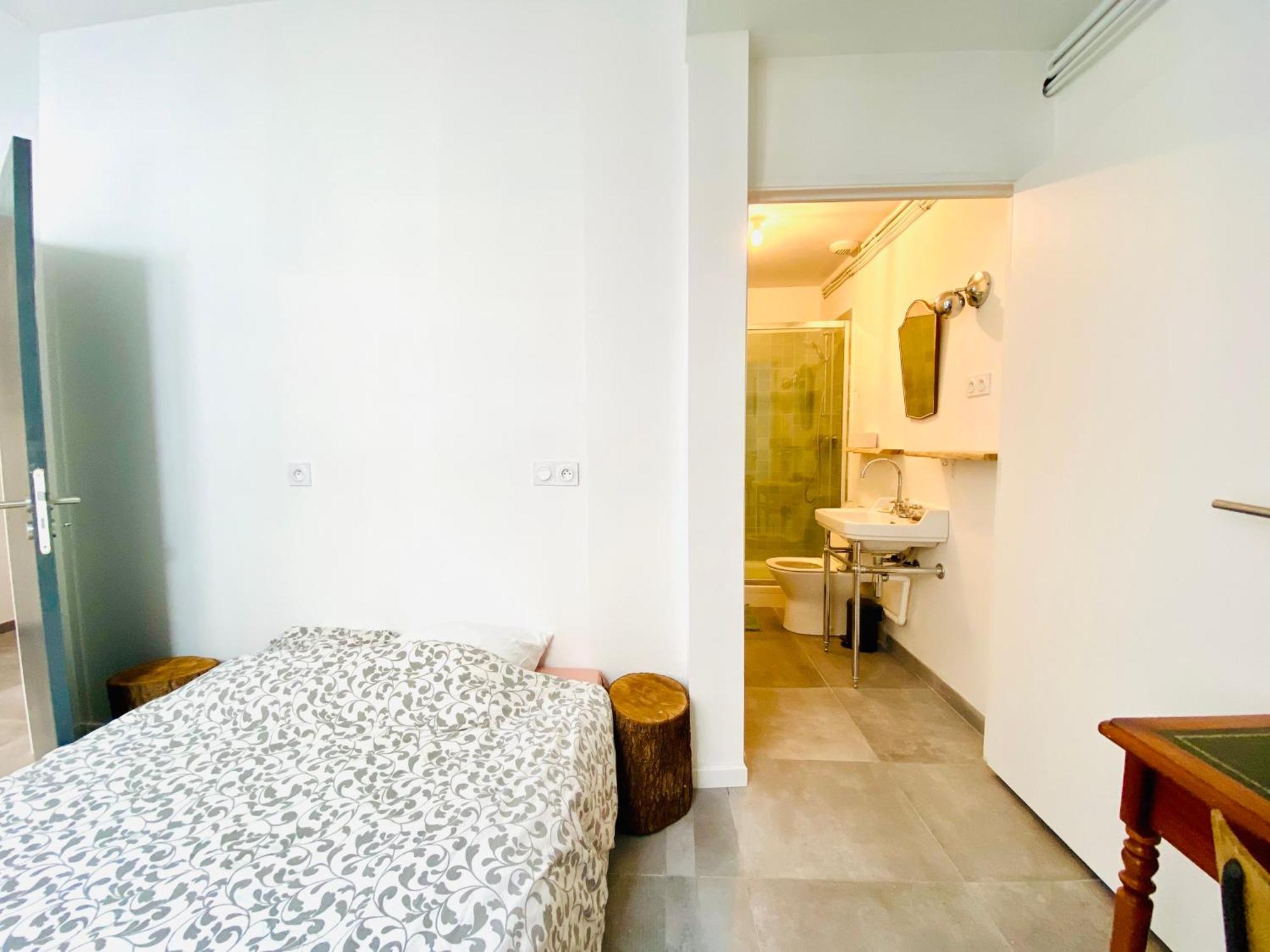 Oasis Urbaine - Spacieux Et Calme Avec Patio Appartement
